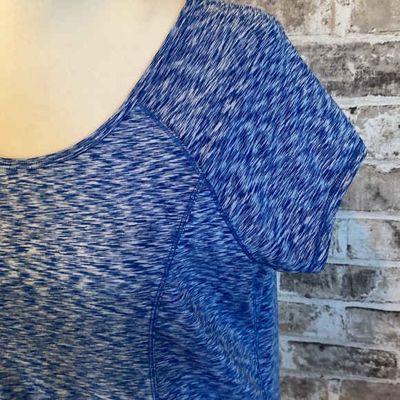 Calvin Klein Performance tee. Size L. Quick dry. Blue. Peekaboo back. - Picture 5 of 13